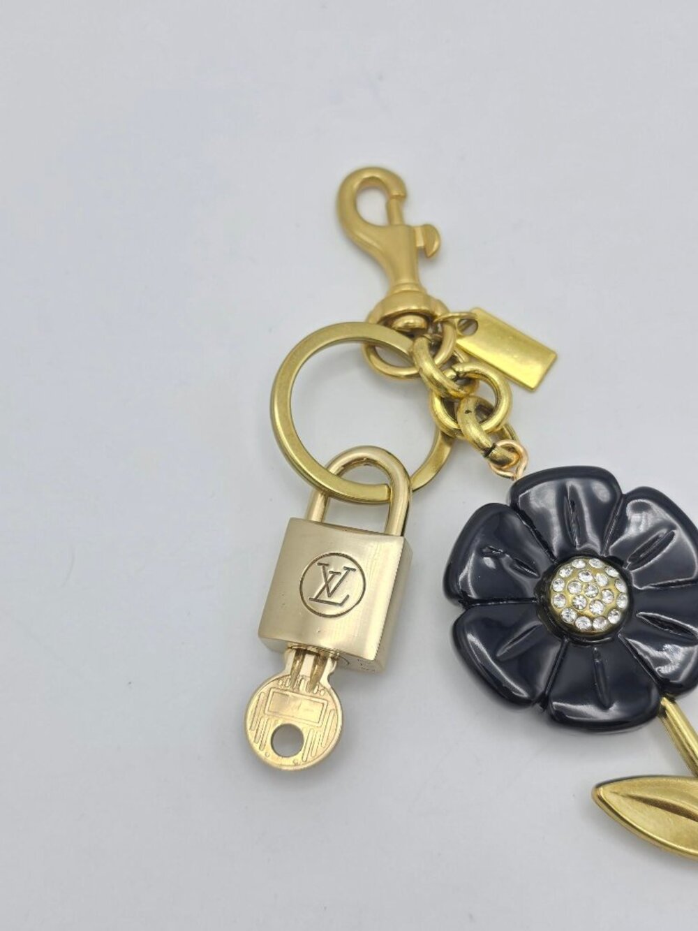 Authentic Louis Vuitton Gold Lock 🔒 Unbranded Flower Keychain Bag Charm LV - Picture 4 of 9
